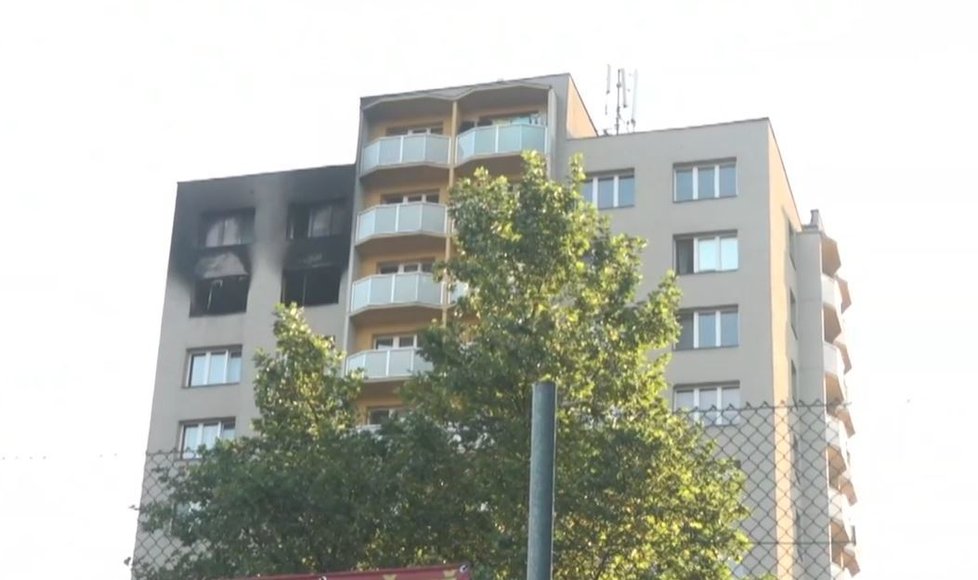 Jedenáct mrtvých po požáru v Bohumíně: Lidé prý před plameny skákali dolů.