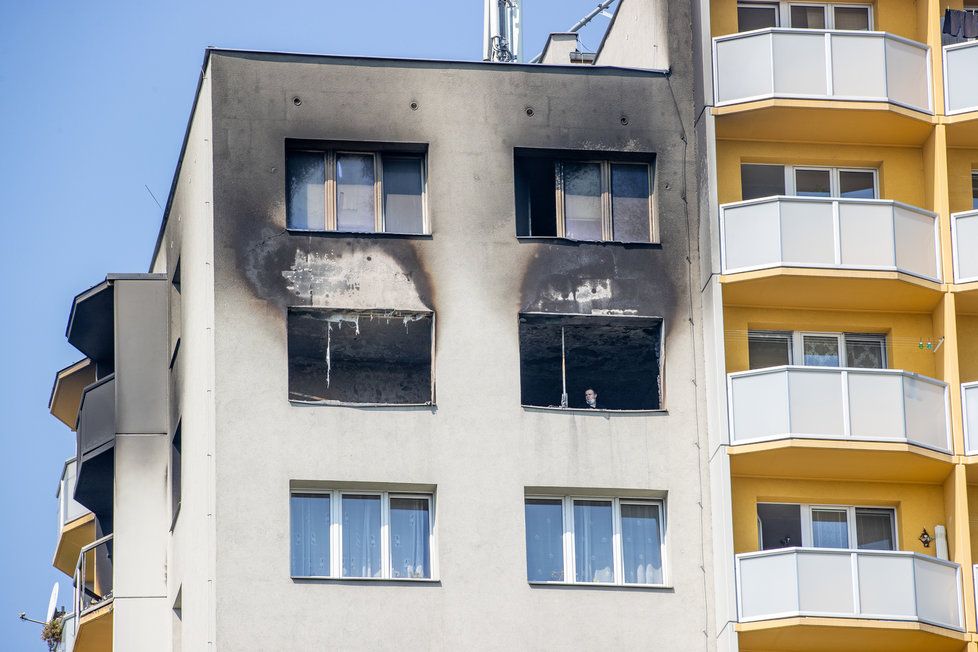 Z těchto oken zoufalí lidé skákali. Z balkonu na levé straně se podle svědků někteří lidé pokoušeli přelézt na sousední balkon.