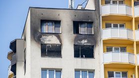 Z těchto oken zoufalí lidé skákali. Z balkonu na levé straně se podle svědků někteří lidé pokoušeli přelézt na sousední balkon.