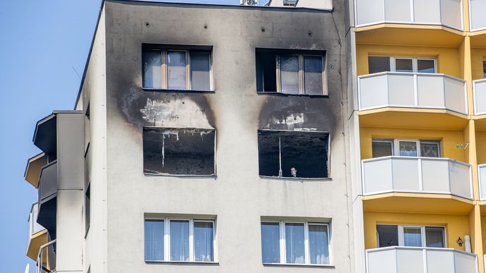 Z těchto oken zoufalí lidé skákali. Z balkonu na levé straně se podle svědků někteří lidé pokoušeli přelézt na sousední a sousední balkon.