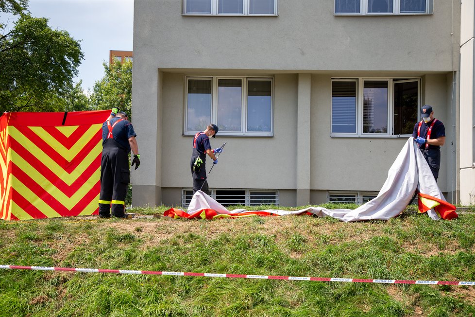 Hasiči včera odpoledne uklízeli zástěny z míst, kam předchozí den dopadli lidé.