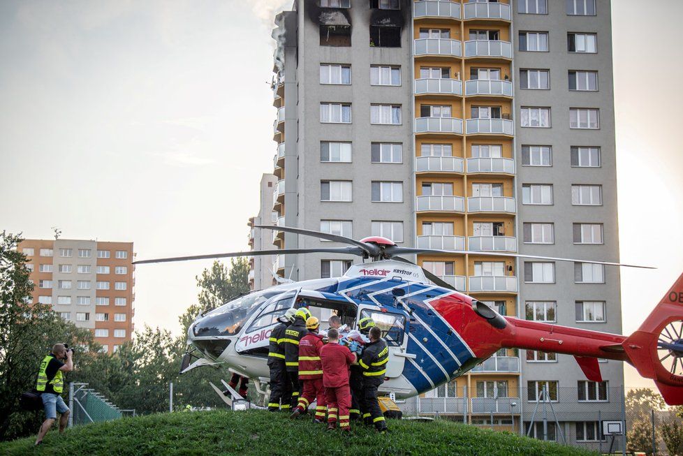 Záchranáři 8. srpna 2020 u panelového domu v Bohumíně, ve kterém při požáru v 11. patře zahynulo 11 lidí.