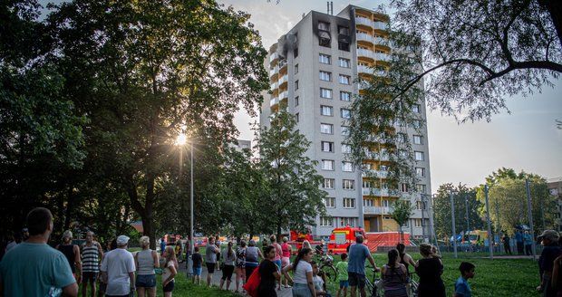 Svědci tragického požáru v Bohumíně: Nejdřív vyskočila paní, hasiči jen koukali