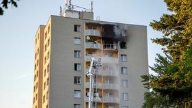 Policisté a hasiči 8. srpna 2020 u panelového domu v Bohumíně, ve kterém při požáru v 11. patře zahynulo 11 lidí.