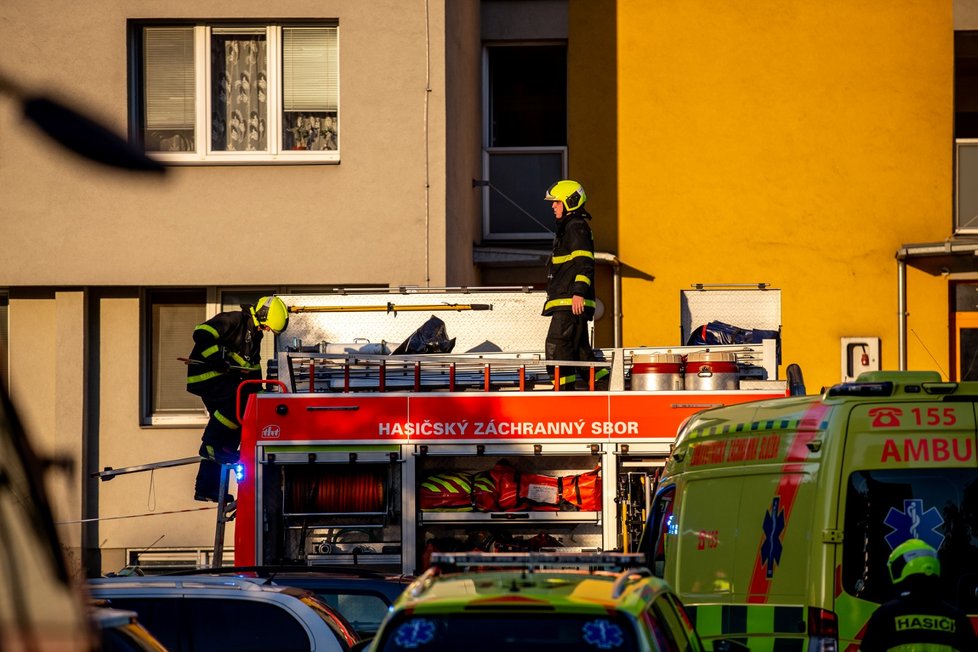 Hasiči zasahují 8. srpna 2020 u požáru v 11. patře panelového domu v Bohumíně, při kterém zahynulo 11 lidí.