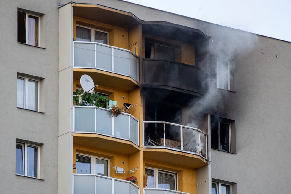 Hasiči zasahují 8. srpna 2020 u požáru v 11. patře panelového domu panelového domu v Bohumíně, při kterém zahynulo 11 lidí.