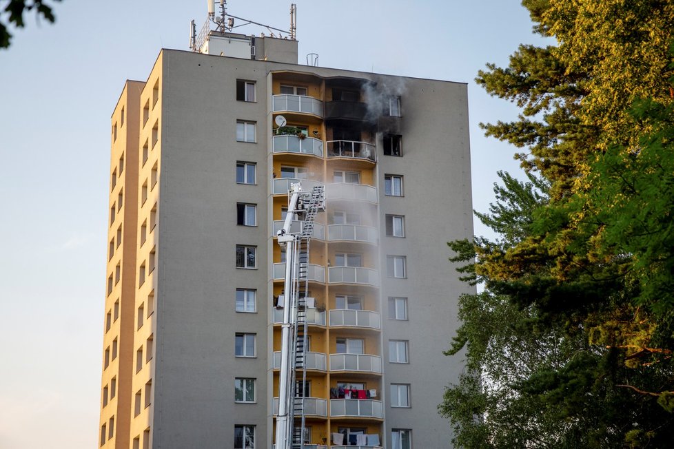 Hasiči zasahují 8. srpna 2020 u požáru v 11. patře panelového domu v Bohumíně, při kterém zahynulo 11 lidí.