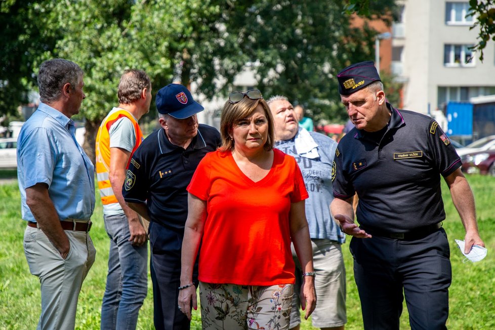 Zleva ministryně financí Alena Schillerová a šéf moravskoslezských hasičů Vladimír Vlček si 9. srpna 2020 v Bohumíně prohlédli dům, ve kterém při požáru předchozí den zahynulo 11 lidí.