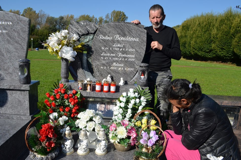 Božena a Ľudovít u hrobu dcery Lucie (†37, vnučky Melinky (†11) a zetě Lukáše (†32) neudrželi slzy. Vrah Zdeněk K. (55) se dohodl na doživotním trestu, pozůstalí ale chtějí soudní přelíčení.