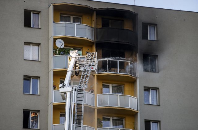 Hasiči zasahují v 11. patře panelového domu panelového domu v Bohumíně, při kterém zahynulo 11 lidí.