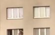 Požár v Bohumíně: Video zachytilo obyvatele domu, jak vysazují okna