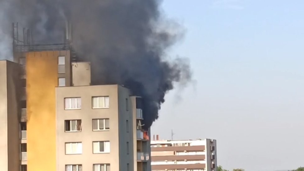 Požár v Bohumíně: Video zachytilo obyvatele domu, jak vysazují okna