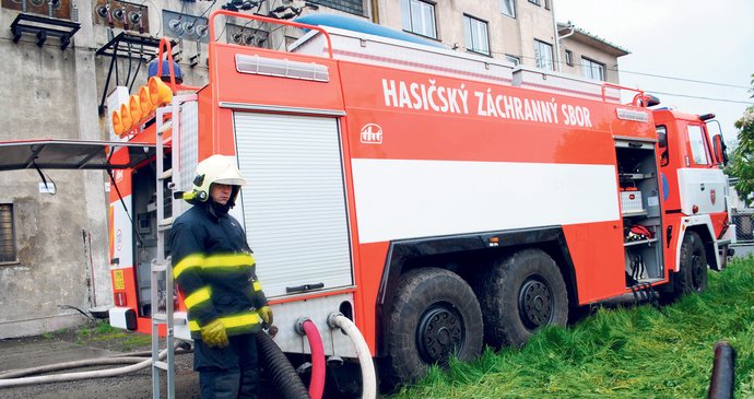 Hasiči odčerpali z trafostanice tisíce litrů vody