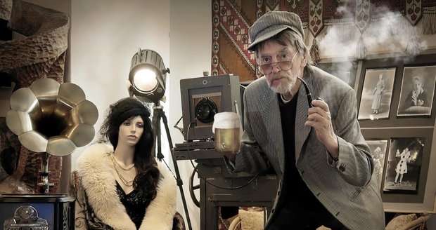 Autor výstavy dobových fotografií Bohumína Jiří Spáčil (75) se nadšeně stylizoval do role fotografa z počátku 20. století.