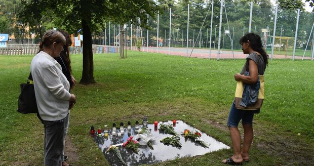 Na památník položily ženy květiny a svíčky. Tři z obětí znaly.