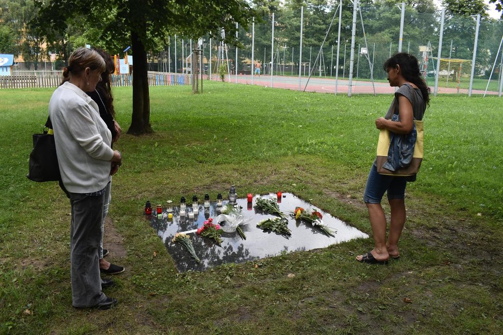 Na památník položily ženy květiny a svíčky. Tři z obětí znaly.