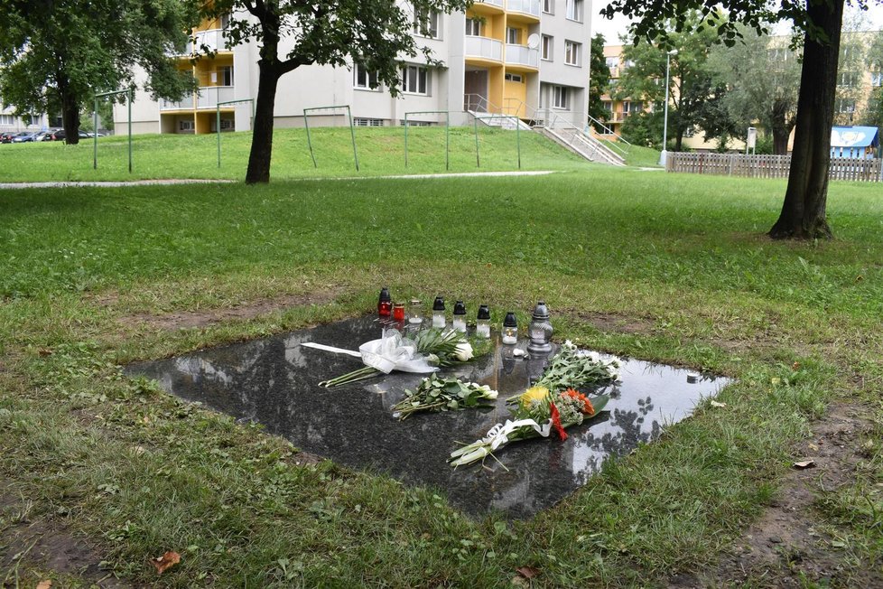 Na památníku se v den výročí tragédie objevily svíčky a květiny.