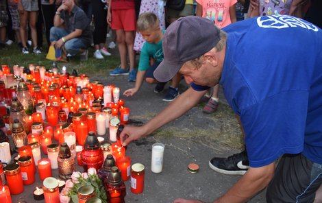 Pieta za oběti žháře Zdeňka K. Ten kvůli rodinným sporům podpálil byt, kde zahynulo 11 lidí.