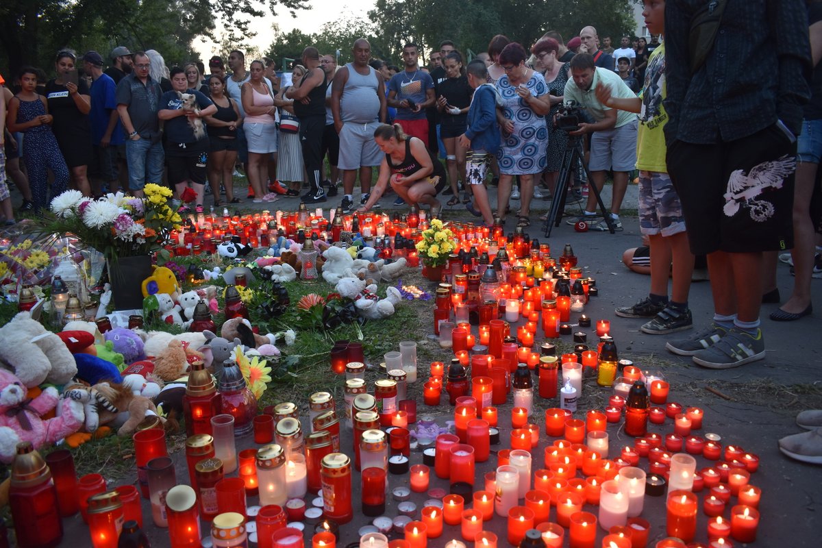 Pieta za oběti žháře Zdeňka K. Ten kvůli rodinným sporům podpálil byt, kde zahynulo 11 lidí.