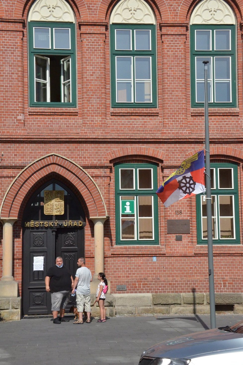Bohumínská radnice svěsila vlajku města na půl žerdi.