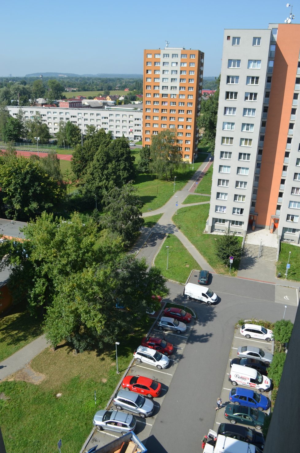 Interiéry bohumínského paneláku a vyhořelého bytu. Po žhářském útoku tu zemřelo 11 lidí. Rekonstrukce domu bude trvat měsíce...