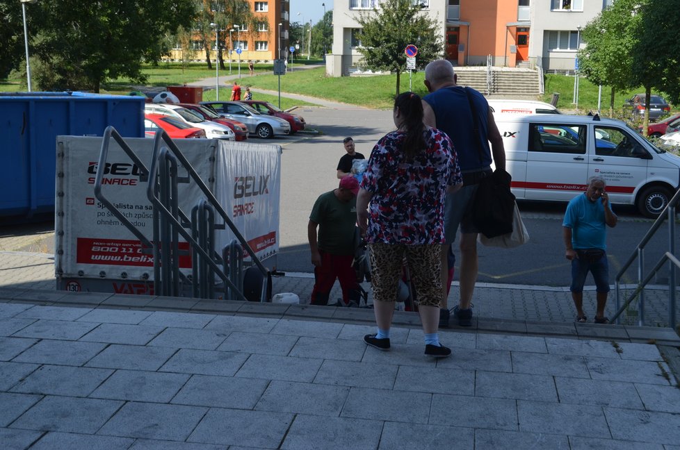 Lidé z bohumínského paneláku,kde zemřelo při žhářském útoku 11 lidí, se přišli podívat do svých domovů. Někteří už ale v domě hrůzy nechtějí bydlet...