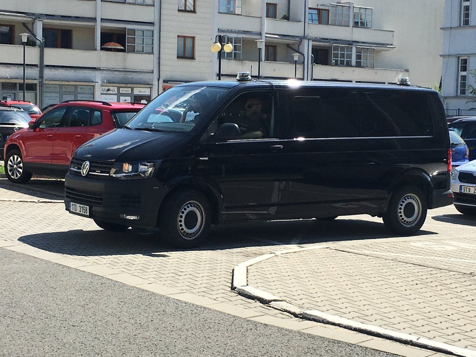 V tomto autě přivezla policie Zdeňka K. k Okresnímu soudu v Karviné. Ten rozhodl o vazbě pro muže, který úmyslně zapálil byt. Zemřelo 11 lidí.