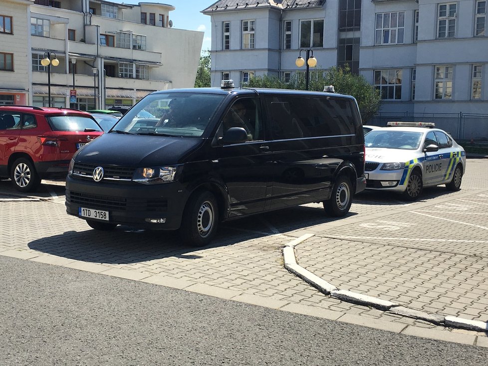 V tomto autě přivezla policie Zdeňka K. k Okresnímu soudu v Karviné. Ten rozhodl o vazbě pro muže, který úmyslně zapálil byt. Zemřelo 11 lidí.