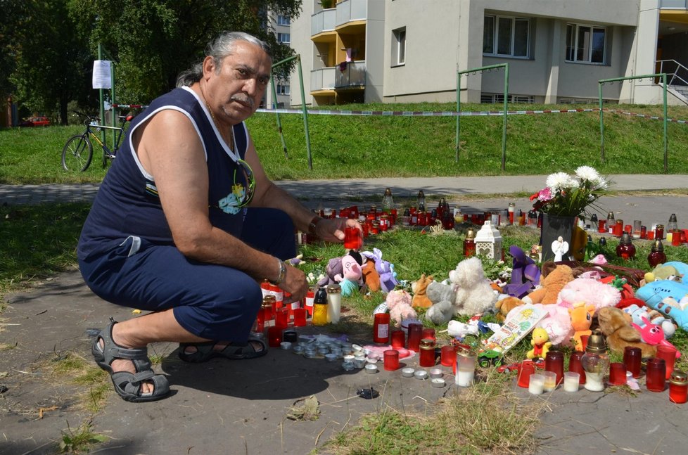 Pavel Oračko zapálil svíčku u pietního místa pod domem, kde řádil jeho známý, žhář.