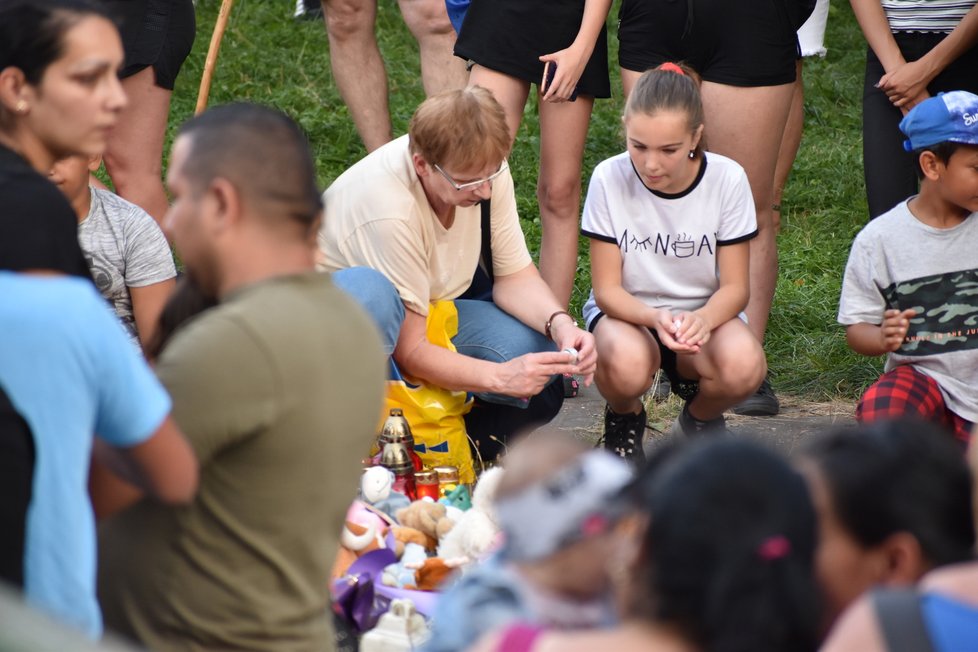 Pieta za oběti žháře Zdeňka K. Ten kvůli rodinným sporům podpálil byt, kde zahynulo 11 lidí.