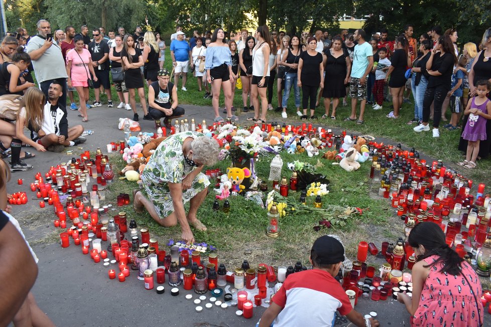 Pieta za oběti žháře Zdeňka K. Ten kvůli rodinným sporům podpálil byt, kde zahynulo 11 lidí.