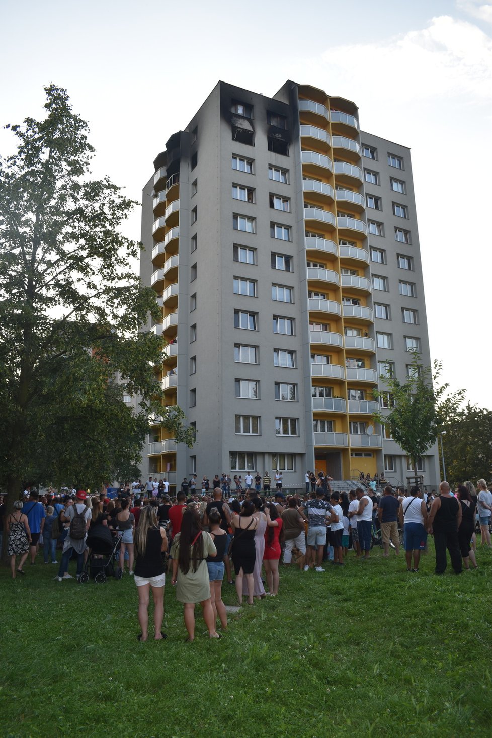 Pieta za oběti žháře Zdeňka K. Ten kvůli rodinným sporům podpálil byt, kde zahynulo 11 lidí.