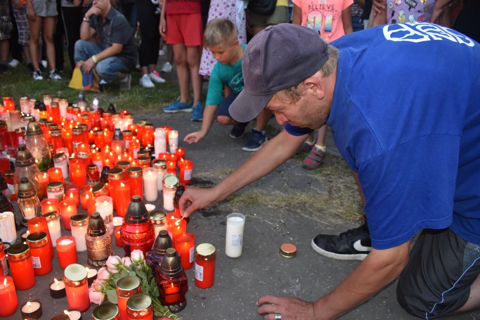 Pieta za oběti žháře Zdeňka K. Ten kvůli rodinným sporům podpálil byt, kde zahynulo 11 lidí.