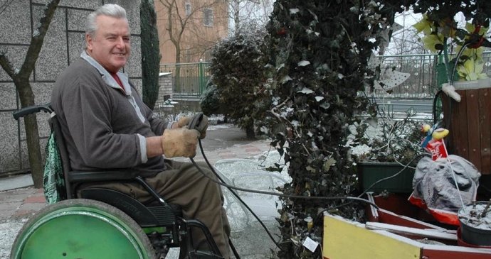 Andělín Hanzlík (70) z Bohumína rozsvítil celý dům i zahradu vánočními světýlky z invalidního vozíku