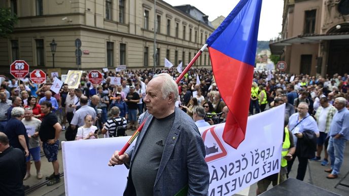 Bohumír Dufek na protestním shromáždění Zachraňme udržitelné české zemědělství a ceny českých potravin