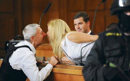 Po vynesení rozsudku se Ďuričko stihl ještě políbit s přítelkyní Janou Jirsovou