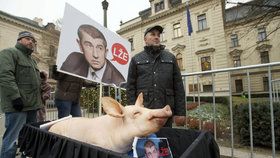 Bývalý majitel zemědělského podniku Agro Boskovštejn Bohumír Rada (vpravo) uspořádal 5. prosince před budovou Úřadu vlády v Praze happening, kterým kritizoval ministra financí Andreje Babiše.