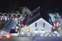 90 tisíc světel! Petr z Bohumína vánočně rozzářil dům i zahradu
