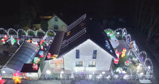 Svítící vánoční dům z ptačí perspektivy.