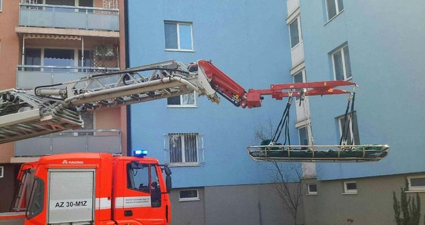 Ojedinělá záchrana obézní pacientky v Bohunicích: Z domu ji vytáhli oknem!