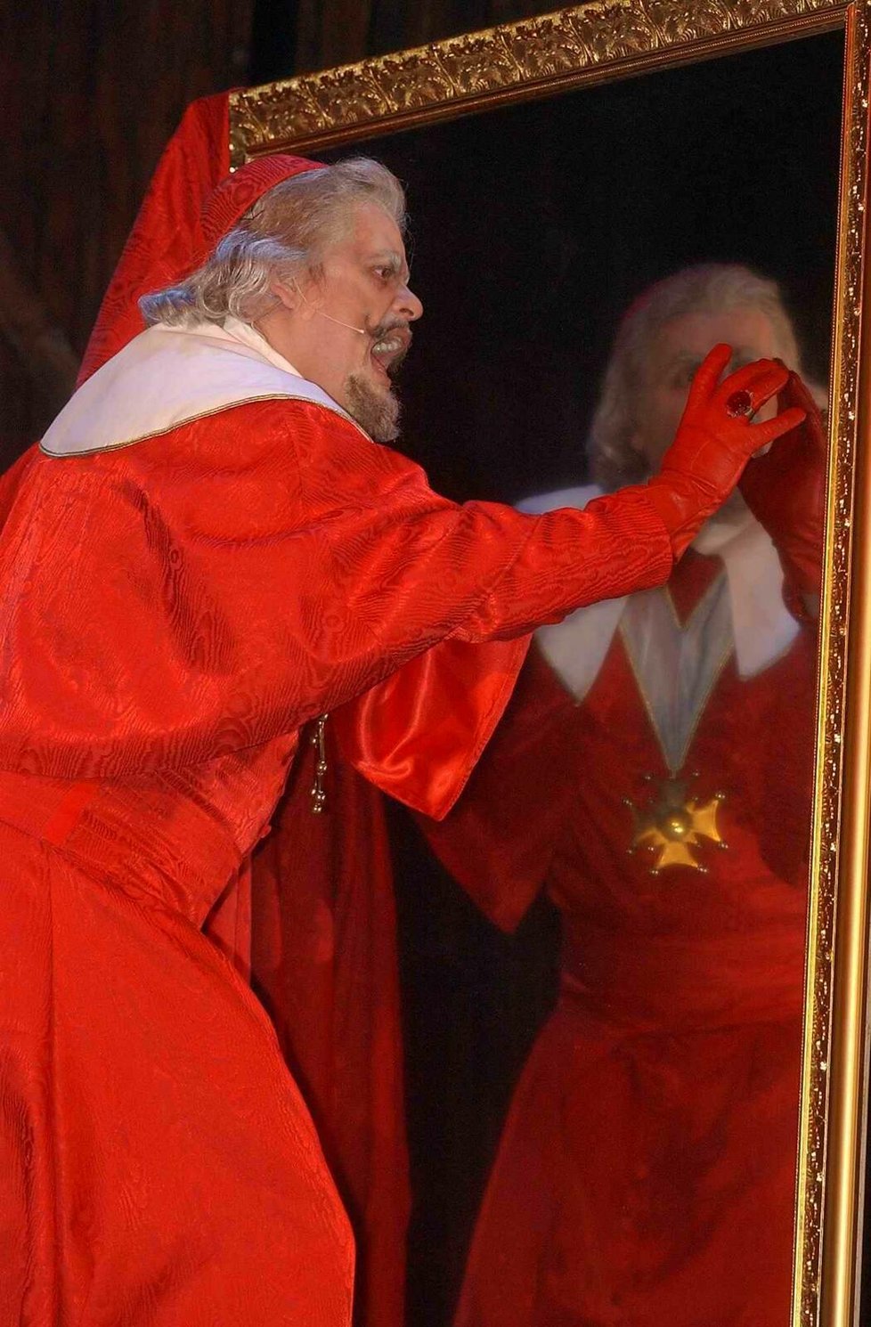 Bohouš Josef jako kardinál Richelieu v muzikálu Tři mušketýři