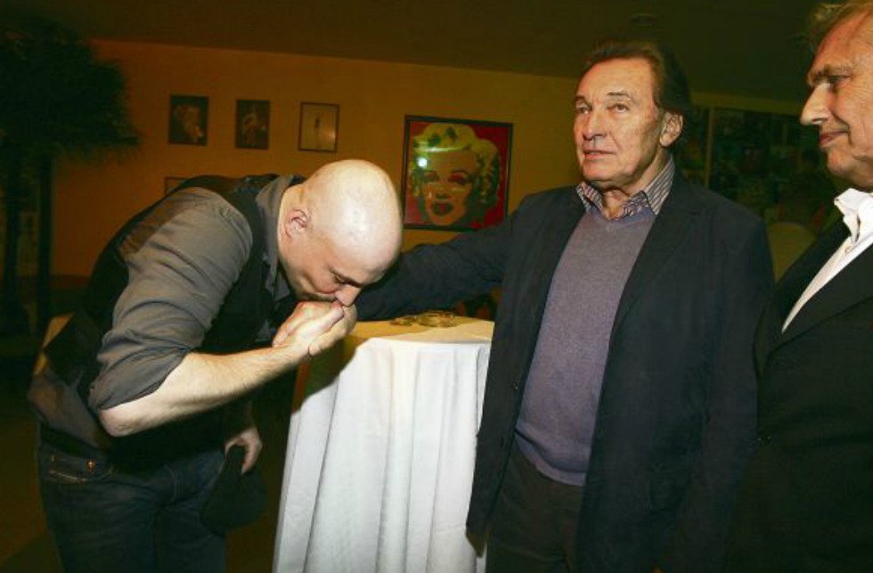 2008 Takhle Bohuš líbal božskému Karlovi ruku.