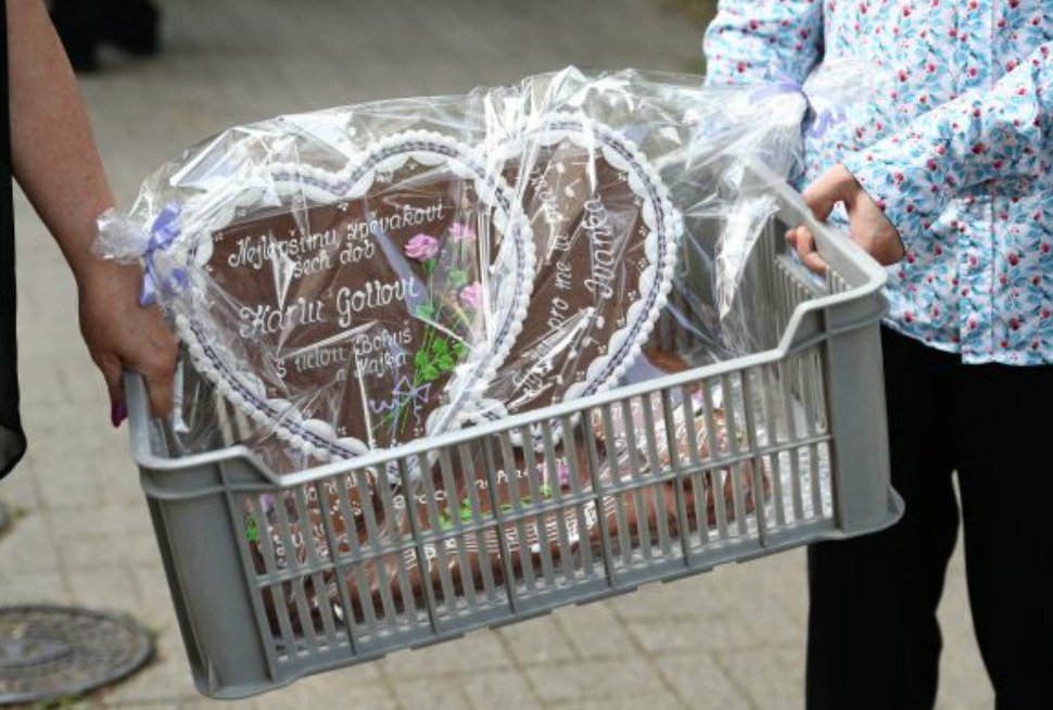 Bohuš Matuš Karlu Gottovi přinesl na oslavu 80. narozenin srdíčka z perníku.