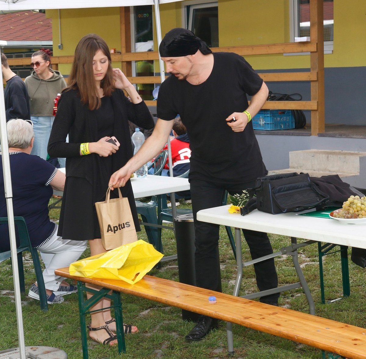 Bohuš Matuš se svou patnáctiletou mazlivkou Lucinkou na charitativní akci Helppes.