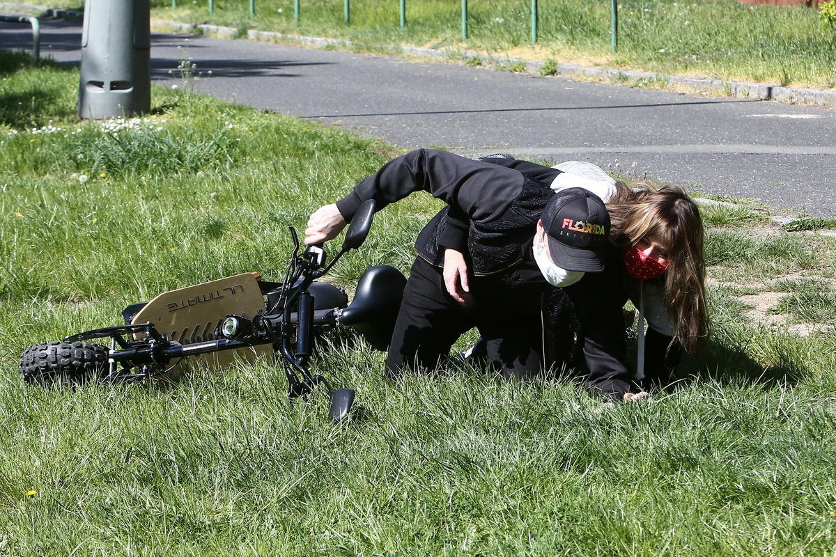 Jízda na takové koloběžce je nebezpečnější, než by se mohlo zdát!