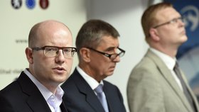 Ministři z kabinetu Bohuslava Sobotky na odměnách úředníkům opět příliš nešetřili