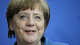 Německá kancléřka Angela Merkel odcházela ze schůzky s úsměvem.