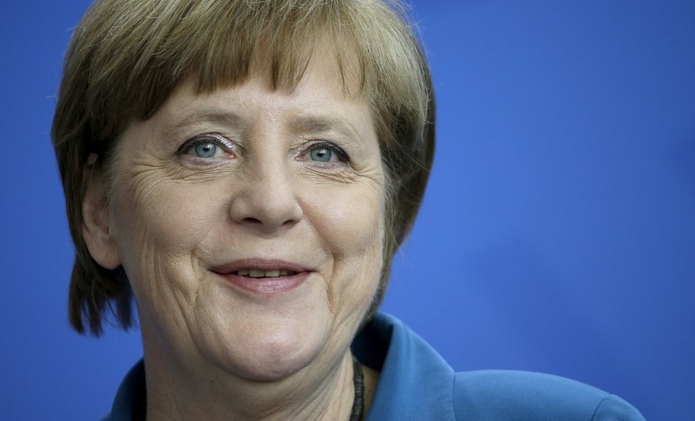 Německá kancléřka Angela Merkel odcházela ze schůzky s úsměvem.