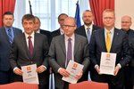Šéfové koaličních stran Andrej Babiš (ANO), Bohuslav Sobotka (ČSSD) a Pavel Bělobrádek (KDU-ČSL) s podepsanými koaličními smlouvami. Sobotkovi chybí už jen Zemanův podpis.