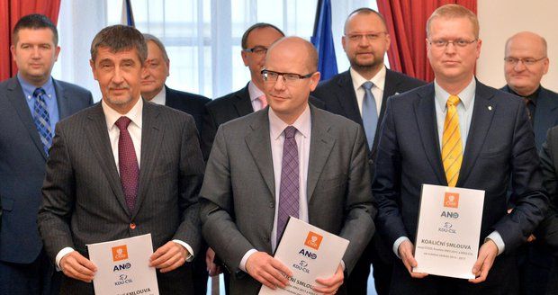 Šéfové koaličních stran Andrej Babiš (ANO), Bohuslav Sobotka (ČSSD) a Pavel Bělobrádek (KDU-ČSL) s podepsanými koaličními smlouvami. Tento obrázek se zřejmě nebude opakovat...